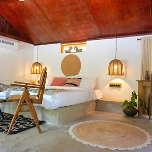 https://sunsets-and-palm-trees.kerala-hotels.net